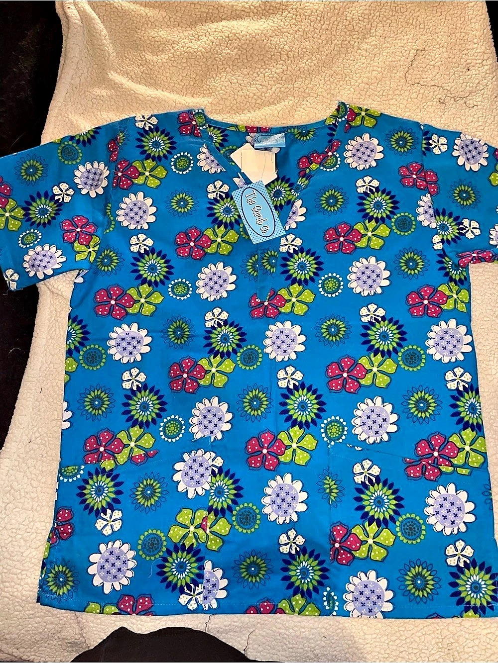 The Scrub Co. Floral Short Sleeve Scrub Top in Blue Size Large NWT